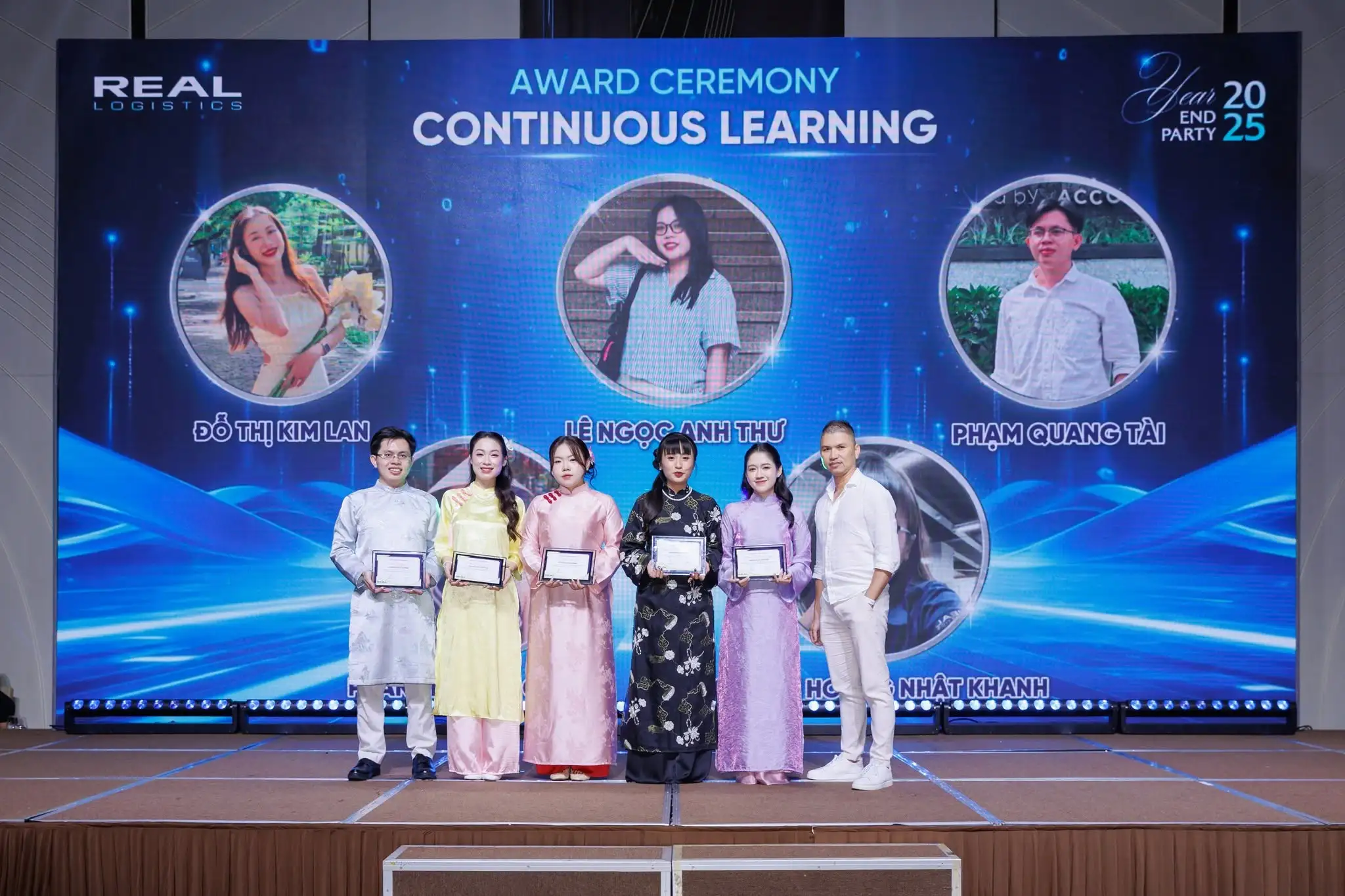 year-end-party-2025-sum-vay-yeu-thuong-15.webp